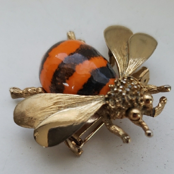 Vintage Bumble Bee Brooch Gold Tone Ceramic Orange Black Enamel 1 1/2 x 1 1/4".  - Picture 4 of 13